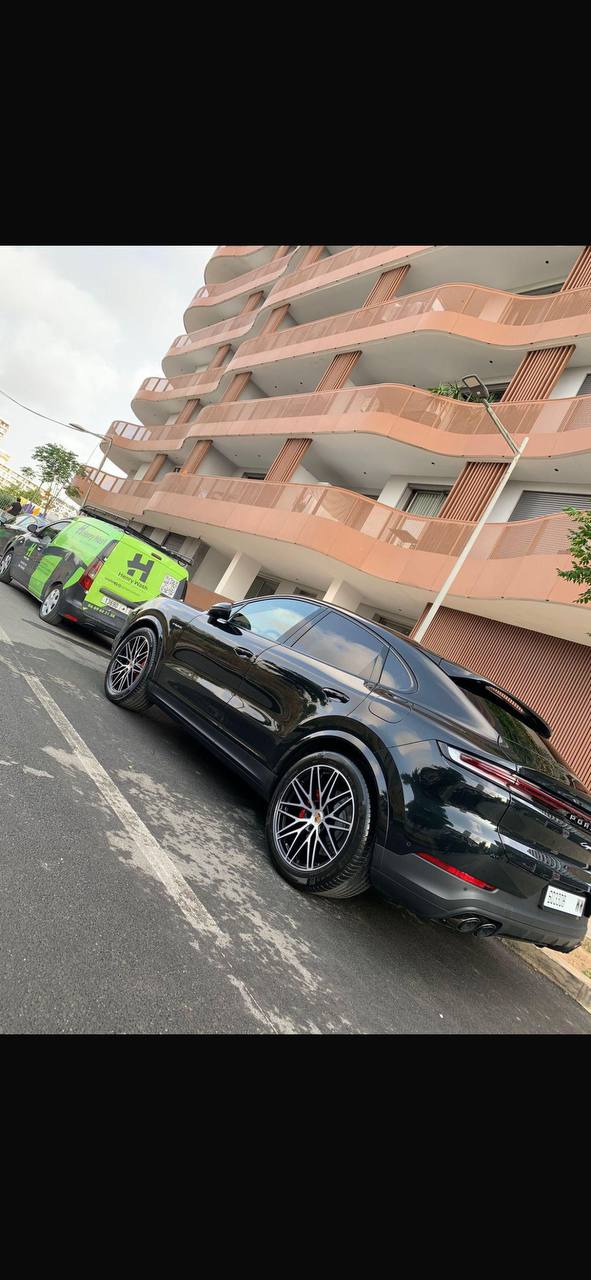 Porsche Macan side view