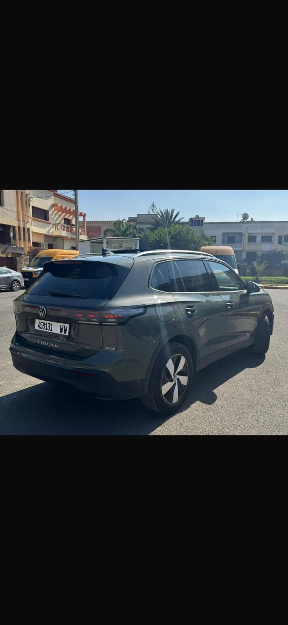 Volkswagen Tiguan side view